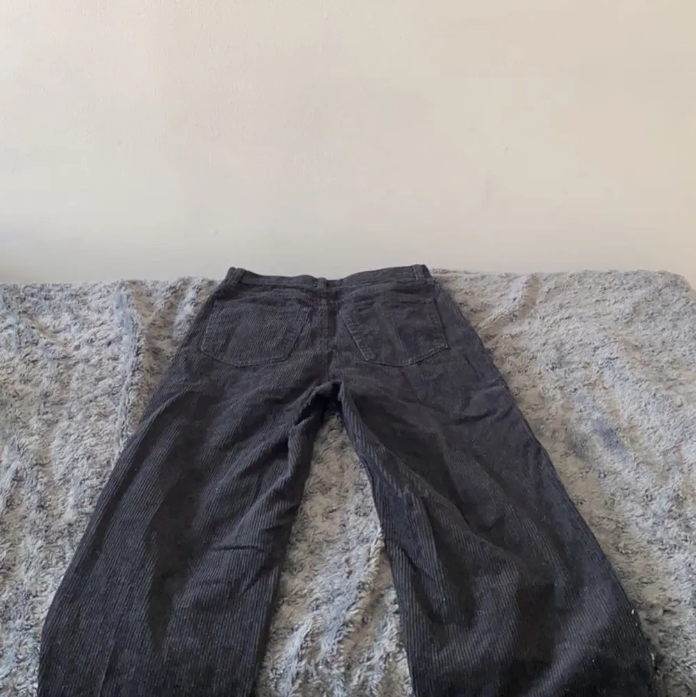 Ett par jätte snygga manchester byxor som tyvärr inte kommer till användning 💗 storlek 34 o sitter bra på mig som är 1,63💗. Jeans & Byxor.