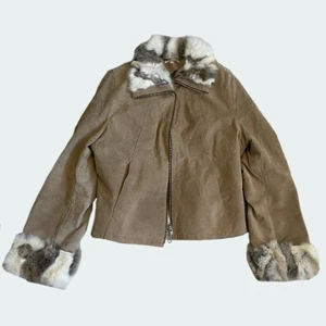 Jacka med pälsdetaljer - Brun mockajacka köpt begagnad med pälsdetaljer i storlek S/M