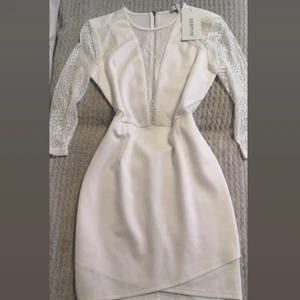 Vit oanvänd Klänning!  - Hej Säljer min helt oanvända klänning som jag hade tänkt ha på mig för min student men tog aldrig på mig den så den är helt och hållet nyanvänd! Storlek L men kan passa för Storlek M. 