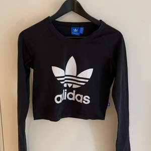 Adidas originals crop top - A great adidas crop top in almost perfect condition. the logo is a little distressed so I’m willing to negotiate prices:)