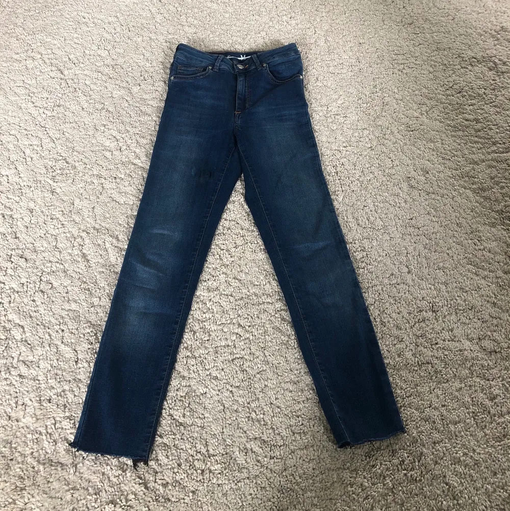 Mörkblåa jeans med slitningar nedtill, väldigt bra skick🤩 köparen står för frakt . Jeans & Byxor.