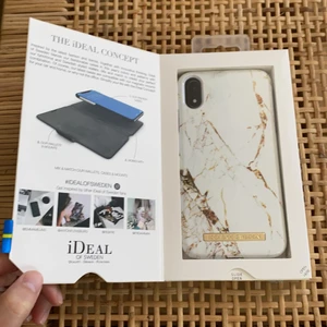 Ideal of Sweden IPhone XR - Säljer mitt ideal of Sweden-skal för iPhone XR i färgen carrara gold. Helt oanvänt. Förpackning är öppnad men skalet ligger kvar i det. Köparen betalar frakt, skal 50kr. Ps: kan skicka skalet utan förpackning om köparen vill, kan kanske bli billigare frakt då. 