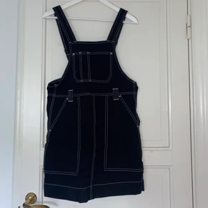 Snickarklänning - ”Snickarklänning” från weekday i väldigt bra skick. 