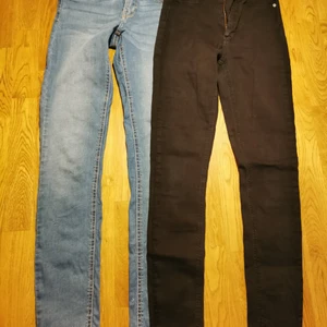 Jeans - Blåa jeans "BONNIE" storlek S, 100 kr.                            Svarta jeans "MOLLY" storlek S, 100 kr.                      (Hund finns i hemmet) 