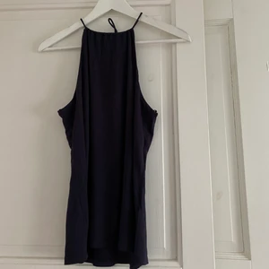 Turtleneck linne - Mörkblått linne med turtleneck. 