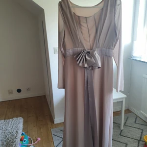 Jättefin maxi klänning för fest - Jättefin maxi klänning den är mycket elegant och i jättebra skick.haft på mig den en gång.