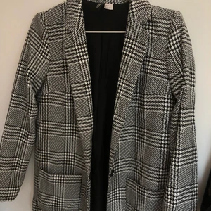 Kavaj/blazer - Jättesnygg rutig kavaj/blazer. Knappt använd, jättefint skick! 