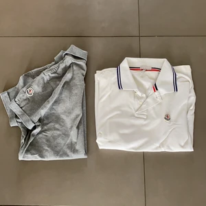 Moncler piké - Säljer dessa 2 moncler piké tröjorna för 500st, i storlek S (Herr storlek) 🙏🏽 Använda cirka 1 sommar och i super bra skick, ena märket är på armen och andra är på ena bröstet, orginal pris cirka: 1,600 st så detta är en underbar deal!🦋 950 för båda!!! VITA ÄR SÅLD