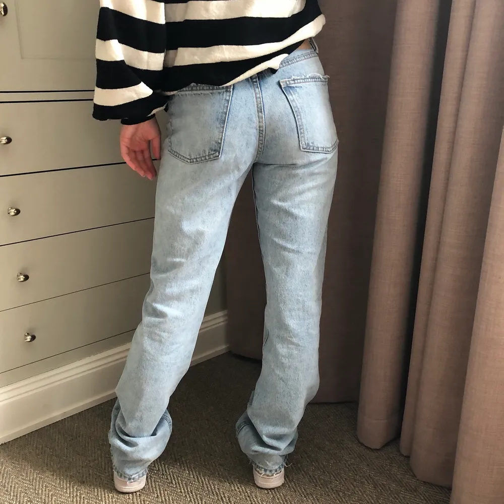 Långa trendiga zara jeans i storlek 32. Helt oanvända! Sitter såhär på någon som är 1.60. Perfekta i längden om man är mellan 1.60-165🥰 Köparen står för frakten!. Jeans & Byxor.