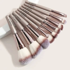 Ett par sminkborstaf som jag aldrig har använt( förpackningen är helt oöppnad  - Borstar till alla sminkprodukter