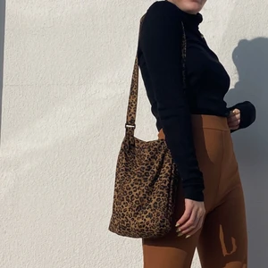 Leopard väska  - Leopard väska med justerbart band. Väskan har ett mindre fack i sig och kan stängas med en tryckknapp 