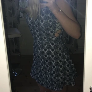 En klänning från h&m storlek xs. - Klänningen har en snörning på båda sidorna. Den är aldrig använd av mig då jag köpte den i för liten storlek.