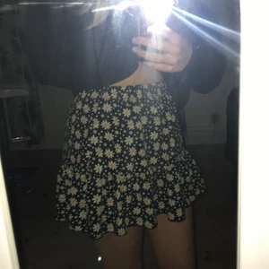 En kjol från SHEIN i storlek S - En svart kjol med blommor på.