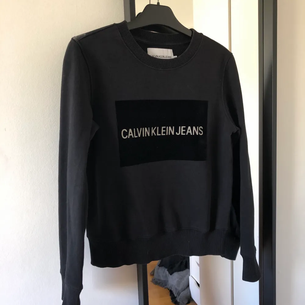 Säljer denna tröja köpt från Calvin Klein några år tillbaka ✨. Tröjor & Koftor.