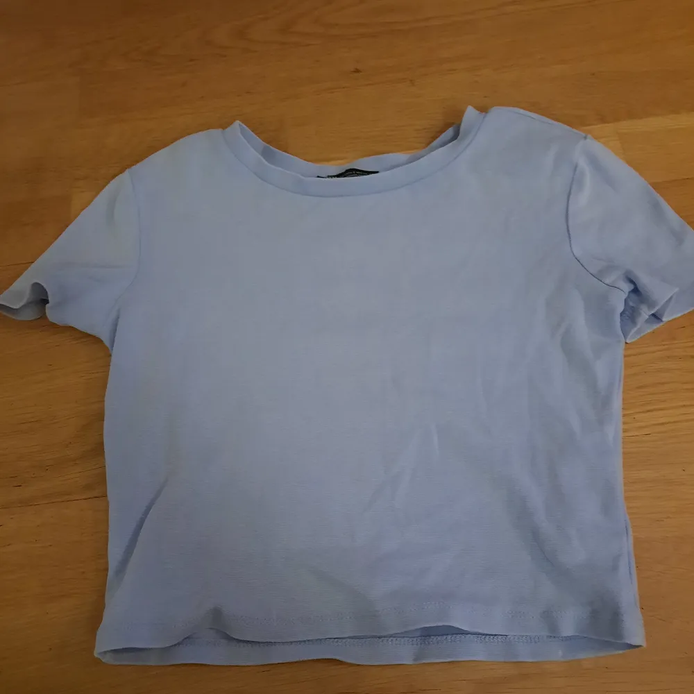 En blå zara T shirt inga skador eller fläckar som ny. Om ni undrar något skriv.. T-shirts.