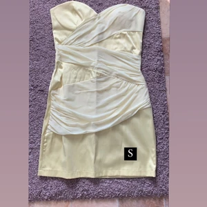 Klänning  - Super snygg klänning i gul 