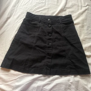 Svart jeanskjol - Klassisk svart jeanskjol med knappt där framme. Knappt använd då den är för stor i midjan för mig, så jättefint skick. Passar till allt! ❤️ frakt ingår ej