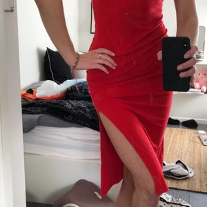 Ribbad röd klänning med slits  - En superfin lagom tajt ribbad klänning från Urban outfitters, storlek S men passar en Xs lika bra! Slits vid vänster lår och lagom längd! Superfin nu till sommaren!! 