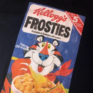 Kellogg’s Frosties Tee stl M - T-shirt med tryck från Boohoo i storlek M. Använd ett fåtal gånger, nästan som ny. Säljer av massa kläder nu pga flytt, så passa på medan chansen finns och kolla gärna in mina andra annonser med! 🌸