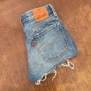 Levis shorts 501 - Blåa Levis shorts 501. Jätte bra skick som helt nya!⚡️💕