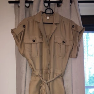 Jumpsuit - Beige jumpsuit med en oversized look upptill! Superfin och ungefär vadlång länd på benen! Från hm och använd 1 gång