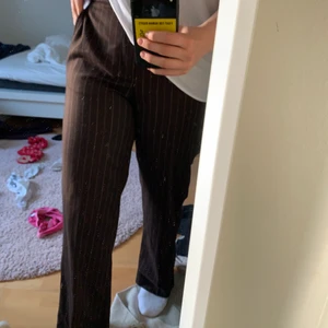bruna kostymbyxor  - bruna raka  kostymbyxor i storlek 38 men passar även 36. jättesnygga men har inte fått användning för, köptes second hand!  är 166 cm och dem går perfekt i längd på mig! 
