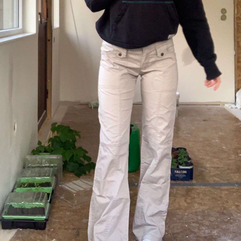 Ett par lågmidjade byxor ifrån vila med bootcut passform. Dom är i färgen beige och nästan helt oanvända. Inga slitningar etc. Det är storlek M men passar mig som har storlek S om jag har ett skärp i midjan. Jätte fina byxor men jag använder dom inte så ofta så känner att det är dax att säljas.. Jeans & Byxor.