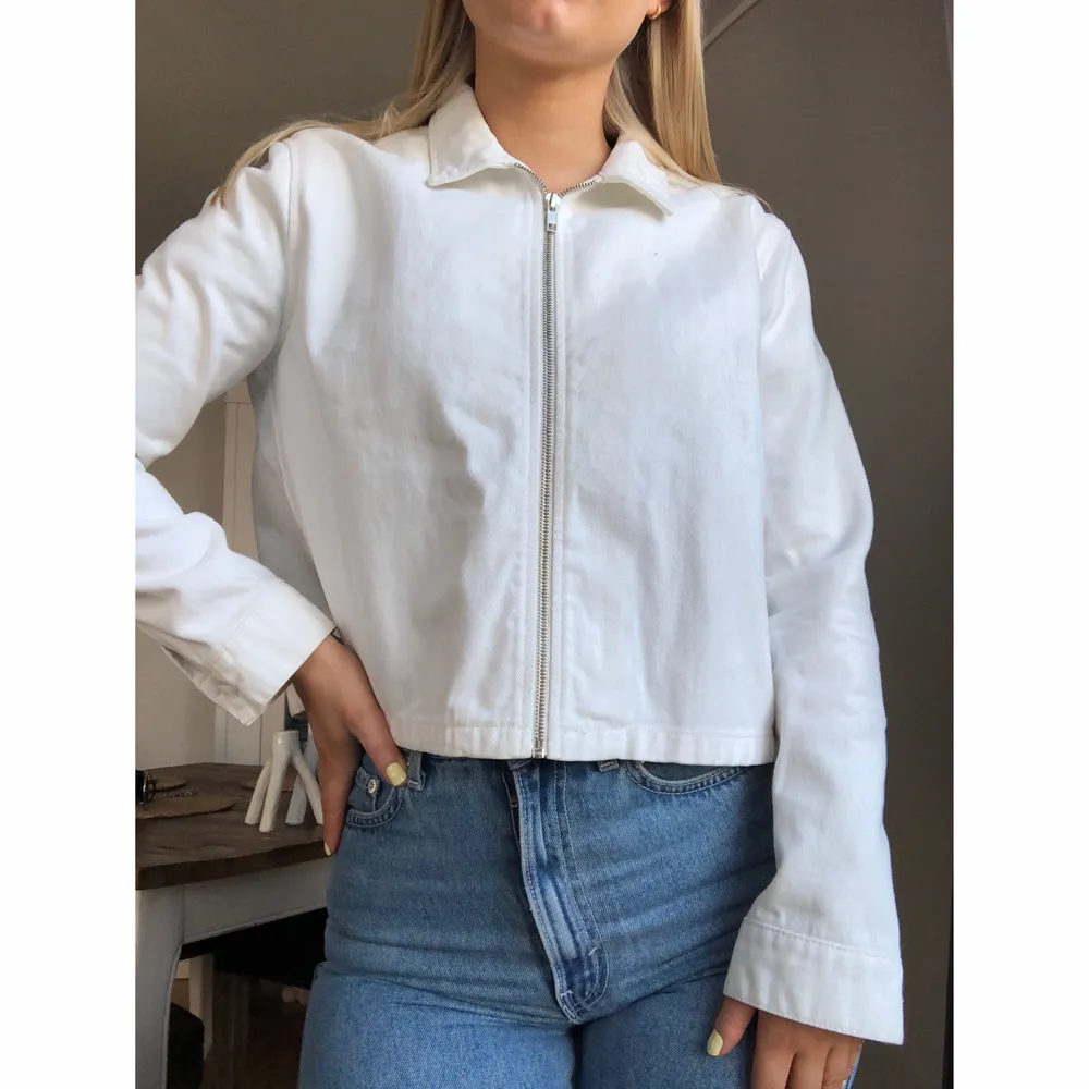Intressekoll på min vita jeansjacka från NA-KD x Vanessa Moe i storlek S! Perfekt vår/sommarjacka. Jackan har en dragkedja, och är kort i modellen🤍. Jackor.