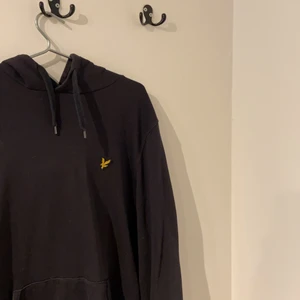 Lyle&Scott hoodie M - Säljer min svarta Lyle&Scott hoodie. Aldrig någonsin använd cond 10/10. Köpare står för frakt.