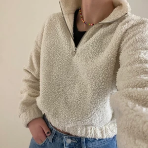 Half zip sweatshirt i teddymaterial - Jättemysig croppad tröja i teddymaterial. Den har resår vid armarna och midjan. Storlek S 