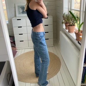 Vintage, lowwaist jeans! - Lågmidjade, lite utsvängda jeans köpta i en vintagebutik i Amsterdam. Okänt märke. Står ingen storlek men de passar mig som normalt har 34/36 i jeans om man vill att de ska sitta lite löst. Köparen står för frakten!💛