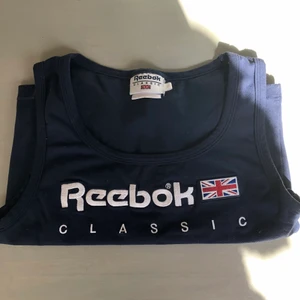 Reebok linne  - Coolt mörkblått reebok linne!😍