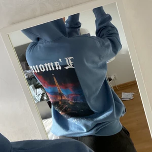Hoodie med tryck baktill  - Oversized hoodie med tryck på ryggen