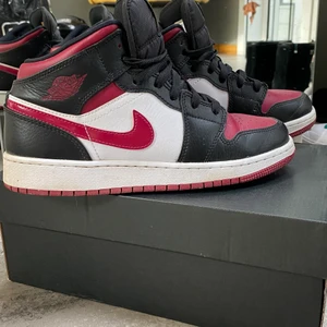 Jordan 1 Mid - Säljer dessa snygga Jordan 1 Mid i storlek 38.5. Modellen heter ”Bred Toe” och är i ett väldigt fint skick! 