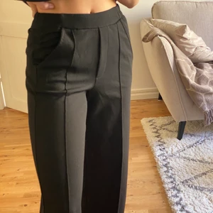 Kostymbyxor  - Stretchiga och supersköna kostymbyxor från Bershka, något använda men ändå i fint skick🤍