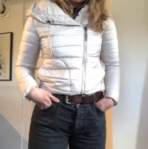 Vårjacka vit - Framställer ens midja pga figursydd 