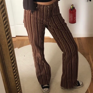 Y2k randig manchester byxa - Manchester liknande randiga byxor, storlek 38 och stretchiga💓 funkar oversized på mig som är en storlek S