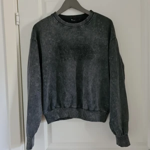 Stentvättad tröja från Zara - Stentvättad tröja från Zara. Storlek S. Köparen står för frakt🥰