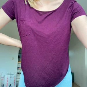 Lila t-shirt  - En lila t-shirt från Divided/H&M. Fick den begagnad men har sjölv aldrig använt den. Storlek S