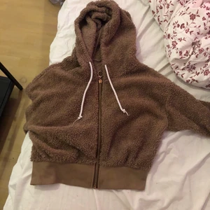 Tröja från SHEIN  - Jag kan tyvärr inte visa detta plagget på för jag har förstora bröst jag har 80B det är också anledningen till att jag säljer den (det är inte oanvänd)