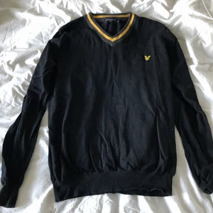 Tjocktröja från Lyle & Scott - En svart unisex tjocktröja med gula detaljer från Lyle & Scott i storlek XL.🥰