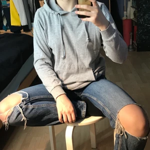 Bikbok huddie, grå - Bekväm tröja med luva, har en grå fläck i samma färg som tröjan som är med på andra bilden, annars gott skick