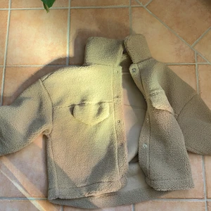 Fluffig begie jacka - Jacka från gina tricot! Köpt för 200 kr och andvänd nån gång! Säljer för 100 kr