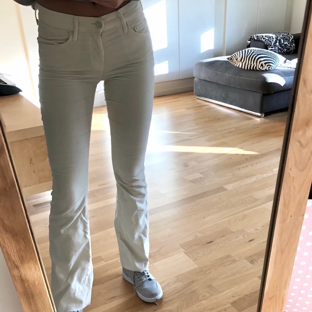 Krämvita manchester jeans / byxor från Mother💕 Superbra skick! Strl: 24, jag är vanligtvis XS-S i byxor och är 172 cm lång. Nypris: ca 3100 kr . Jeans & Byxor.