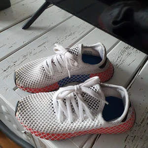 Vita adidas deerupt sneakers skor storlek 36 - Adidas skor säljes I befintligt skick. Inte mkt använda.  Blev snabbt försmå. Hämtas upp I Kungsbacka eller skickas mot frakt kostnad 66 kr spårbart posten 