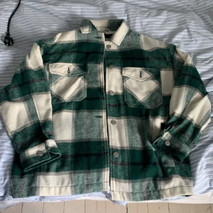 Zara vårjacka - Hej jag säljer denna vårjacka ifrån Zara som var helt slutsåld.💕 Strl S köpt för 549kr och säljer för 250kr💕