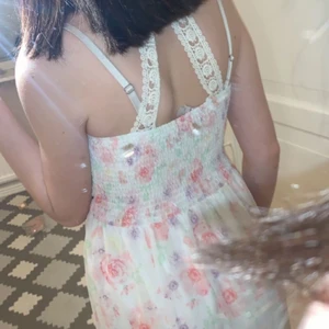 Jätte fin långklänning från Cubus  - Jätte fin blomning klänning från Cubus i storleken 164. Köpte den för 349kr använd 1gång Jötte fin till t.e.x skolavslutningen