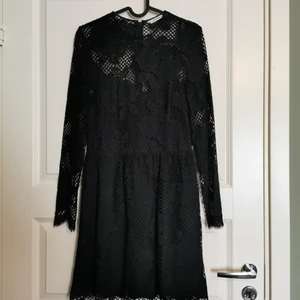 Svart klänning - Så ledsen att jag inte kan ha den här längre. Superfin svart klänning från & other stories. Har innertyg på framsidan. 