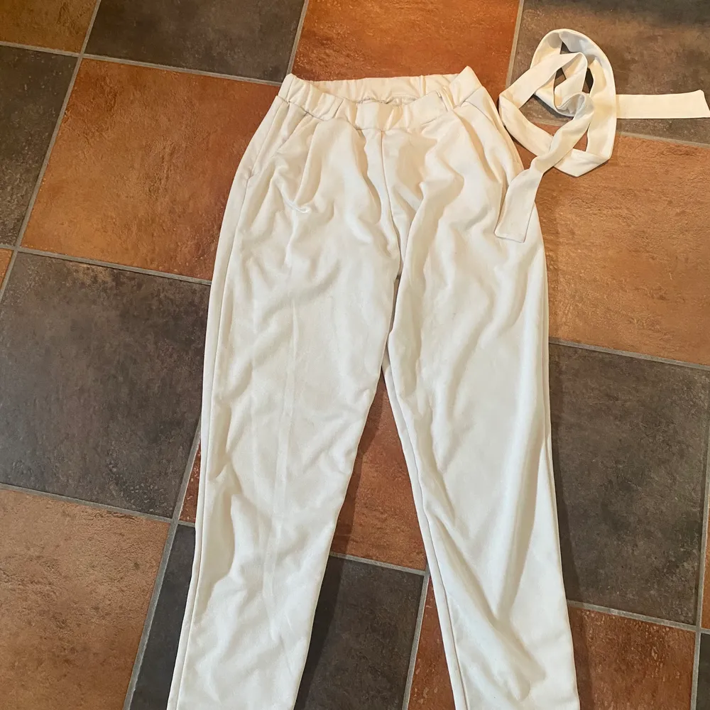 Vita kostymbyxor från Nelly med tillhörande ”skärp”, säljer då de är för stora för mig som brukar ha Xs eller S. Annars jättefina och i bra skick!!. Jeans & Byxor.