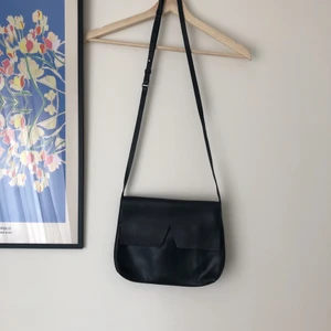 Väska Wera - Stängs med dragkedja. Mindre fack med dragkedja i väskan. Går att justera axelbandet. Nästan som ny! 